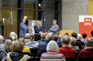 von links: René Repasi (SPD), Macit Karaahmetoglu (MdB), Daniel Haas (stellv. SPD-kreisvorsitzender)