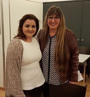 SPD-Ortsvereinsvorsitzende Ute Rößner (rechts) heißt Neumitglied Aleyna Araz willkommen